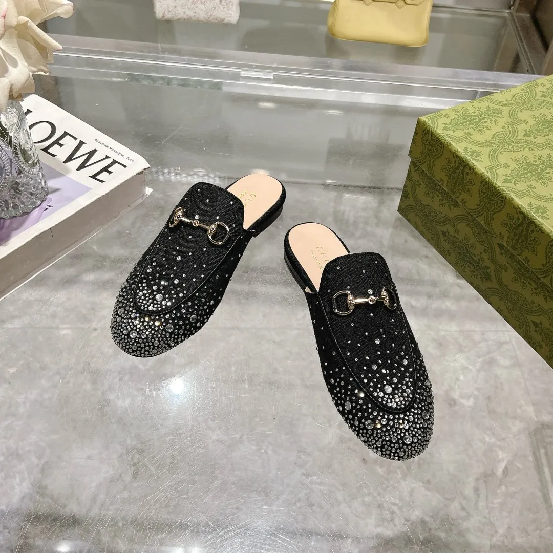 👟👟Ex-factory price 440👟👟 Burgundy G diamond (35-41) (41/42 customized) As an outstanding representative of Gucci’s design heritage, the Jordaan series horsebit loafers vividly highlight the classic elegance. This shoe is made of the brand’s iconic monogram canvas, making it a timeless classic. The material of this shoe is soft, and the silhouette is exquisite and smooth, highlighting daily elegance. Angora red GG canvas Women Light gold tone hardware Horsebit faceted crystal detail Leather sole